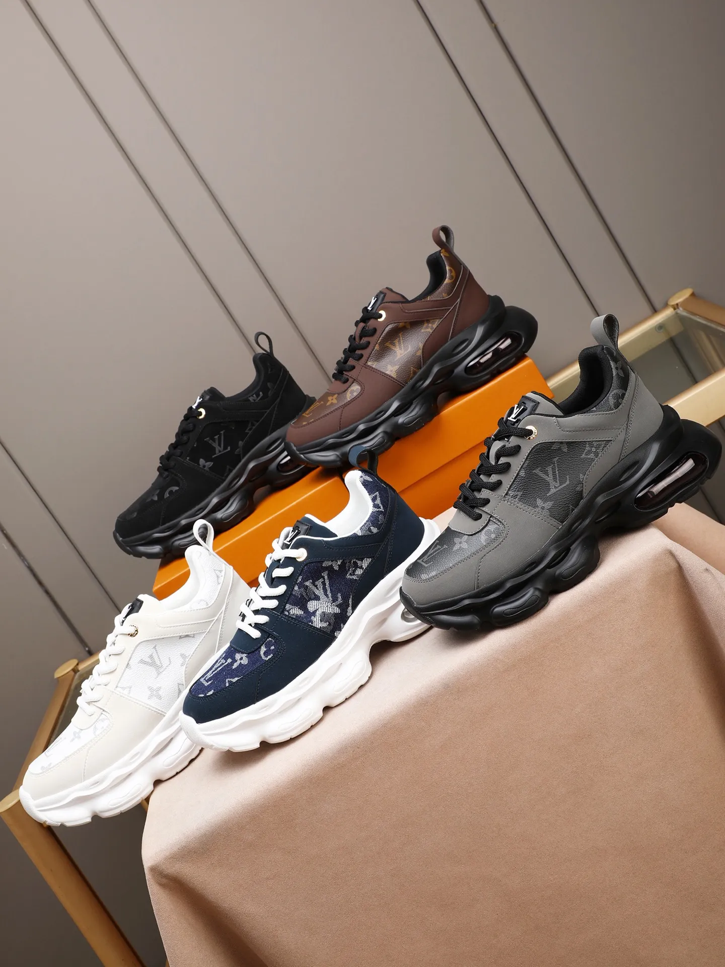 Men's shoes 💰460 [LV] Made of imported L special materials spliced ​​with cowhide and comfortable mesh lining. Private molded foam air cushion outsole, super light and comfortable on the feet! Perfect last shape, generous and fashionable design, 5 colors available! Code number: 38–44 (45 customized